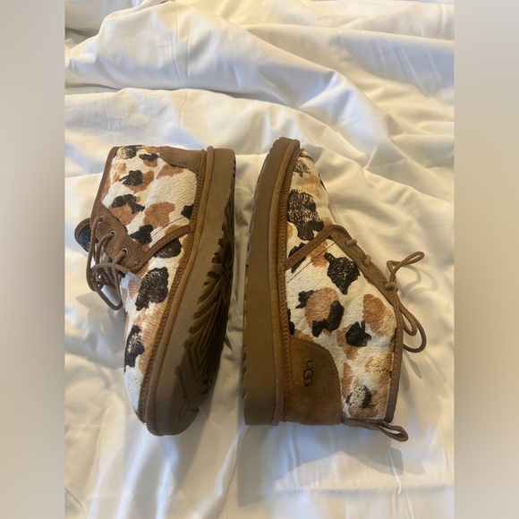 used fair condition men's size 10 Ugg Neumel Cowprimt Shoes Fur inside fall - Picture 9 of 11